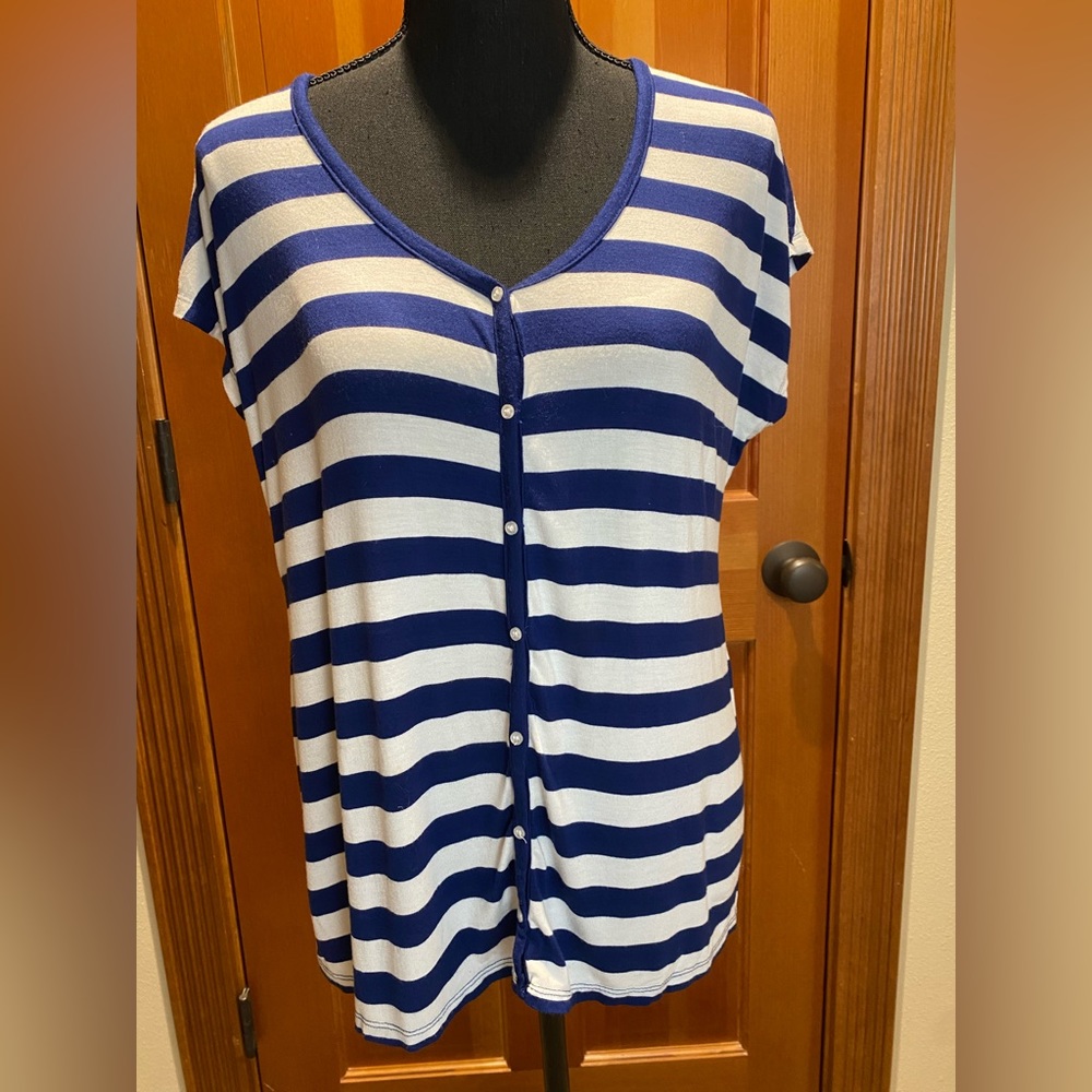 Motherhood Blur and White Tee Shirt, size M. The top has snaps down the front.